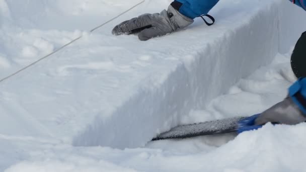 Igloo Man Cuts Out Snow Block Hacksaw Build Igloo Close — Stock Video