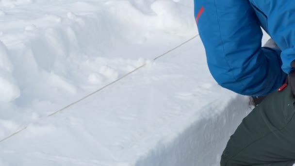 Igloo Homem Corta Bloco Neve Com Uma Serra Para Construir — Vídeo de Stock