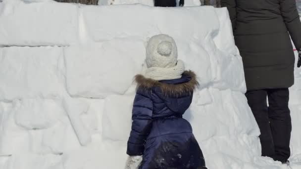 Ιγκλού Κορίτσι Καλύπτει Τις Ραφές Χιόνι Ανάμεσα Στις Χιονόμπαλες Συμμετέχοντες — Αρχείο Βίντεο