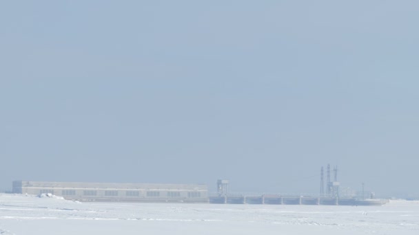 在冰冻的奥布河上的水电站 一个带着狗的女人在冰上 工业设施 西伯利亚的Novosibirsk总计划 — 图库视频影像
