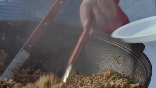 Egyszerű Étkezés Szakács Hajdina Zabkását Tesz Egy Merőkanalas Tálba Közelről — Stock videók