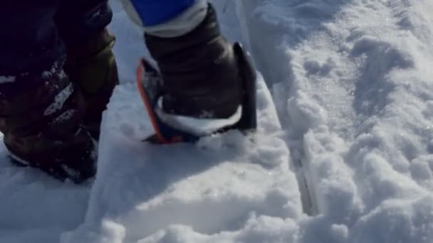 Iglu Ein Mann Schneidet Mit Der Hacksäge Einen Schneestein Für — Stockvideo