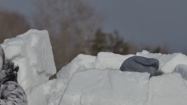 2020年2月15日 俄罗斯 西伯利亚的Novosibirsk 一年一度的假日 爱斯基摩市 Igloo 人们完成了Igloo顶部狭窄的部分 并放置了最后的雪块 靠近点 — 图库视频影像