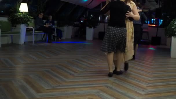 Milonga Gesellschaftstanz Ein Gleichgeschlechtliches Paar Vordergrund Tanzt Saal Schein Farbiger — Stockvideo