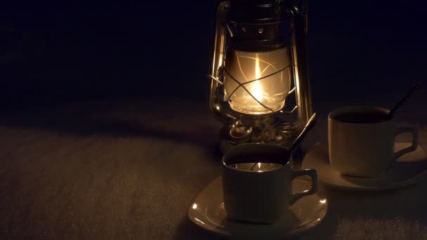 Contexto Uma Lanterna Querosene Duas Xícaras Café Ficam Neve Noite — Vídeo de Stock