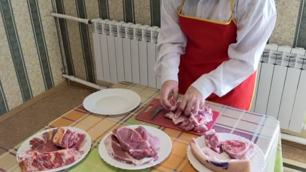 Простая Еда Повар Перемещает Нарезанное Мясо Доски Резки Тарелку — стоковое видео
