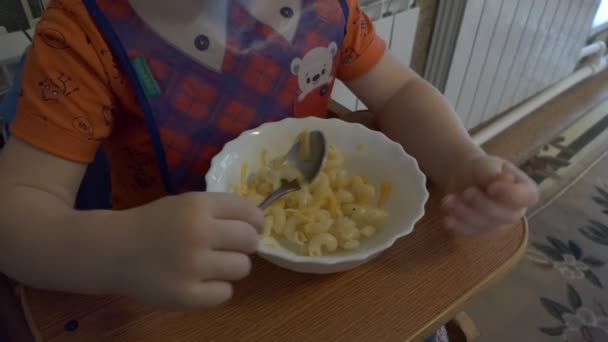 Filhos Mãos Uma Criança Que Come Comida Prato Fechar — Vídeo de Stock