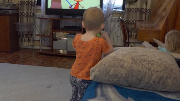 Watching Children Children Watch Cartoons Home — Stock Video