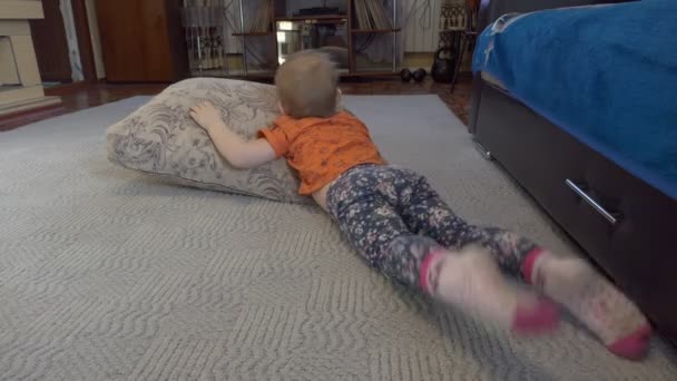 Дети Ребенок Лежит Полу Подушке Пинает Ноги Закрыть — стоковое видео