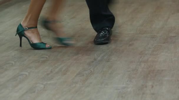 阿根廷探戈 一对夫妇的腿跳阿根廷探戈 靠近点西伯利亚Novosibirsk市 — 图库视频影像