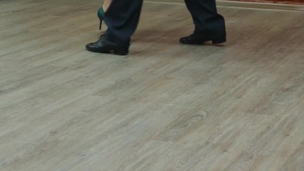アルゼンチンタンゴ アルゼンチンのタンゴを踊るカップルの足 閉めろ シベリア ノヴォシビルスク市 — ストック動画
