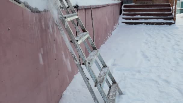 Nieve Libre Hombre Baja Las Escaleras Sostiene Una Pala Para — Vídeos de Stock