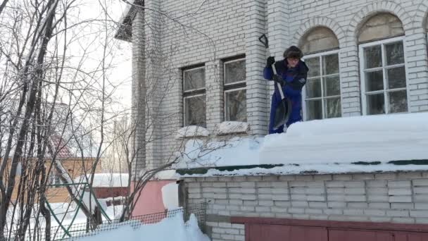 雪地清空穿着蓝色连衣裙的那个人把车库里的雪铲重新拿了出来 西伯利亚 — 图库视频影像