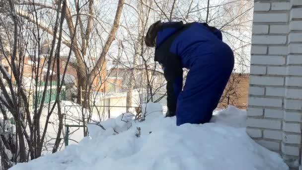 Sneeuwruiming Langzame Beweging Een Man Gooit Sneeuw Met Een Sneeuwschop — Stockvideo