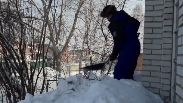 Снегоочиститель Медленное Движение Мужчина Бросает Снег Лопатой Сибирь — стоковое видео