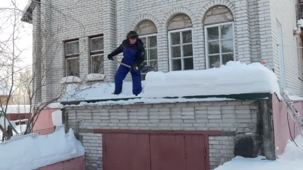 Snöröjning Mannen Blå Sällskap Återställer Snöskyffeln Från Garaget Sibirien — Stockvideo