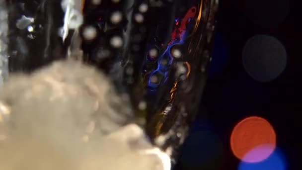 Weihnachten Neujahr Feiertage Blasen Einem Champagnerglas Vor Einem Hintergrund Flackernder — Stockvideo