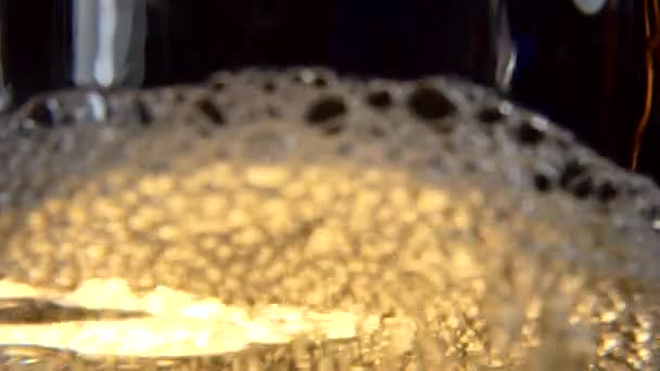 Noël, Nouvel An, Fêtes. Bulles dans un verre de champagne. Vidéo de fond. Ferme là. Macro .