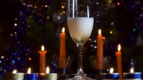 Kerstmis Nieuwjaar Een Stroom Champagne Wordt Een Glas Gegoten Dat — Stockvideo