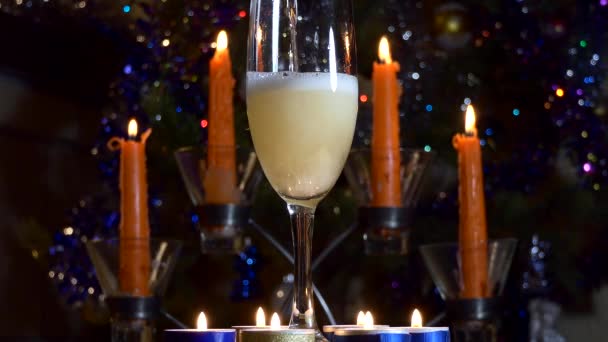 Natale Capodanno Flusso Champagne Viene Versato Bicchiere Che Erge Sullo — Video Stock