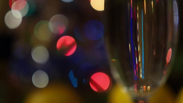Kerstmis Nieuwjaar Feestdagen Een Glas Champagne Achtergrond Van Gekleurde Lichten — Stockvideo