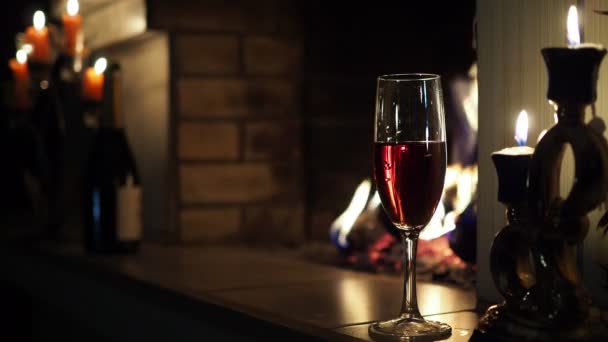 Navidad Año Nuevo Vaso Bebida Sienta Chimenea Junto Velas Encendidas — Vídeo de stock