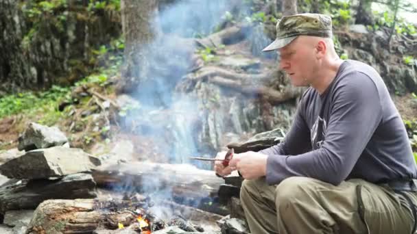 Avonturen Natuur Man Bij Het Vuur Bergen Scherpt Met Een — Stockvideo