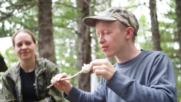 Aventuras Natureza Uma Mulher Feliz Olha Para Homem Comendo Marshmallow — Vídeo de Stock