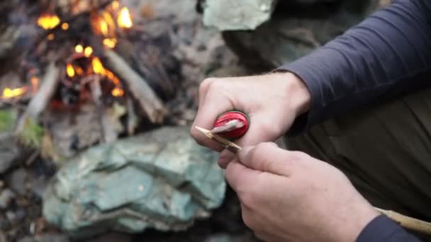 Äventyr Naturen Mannen Nära Branden Bergen Vässas Med Knivpinne För — Stockvideo