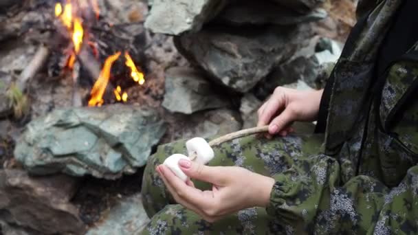 야영지 근처의 여자가 마시멜로를 있어요 시베리아 — 비디오