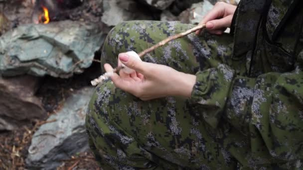 在大自然中的冒险在山中篝火边的一位年轻女子 她戴上了棉花糖棒 靠近点西伯利亚 — 图库视频影像