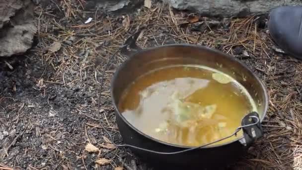 Uma Refeição Simples Panela Aberta Com Sopa Cozida Sobre Uma — Vídeo de Stock