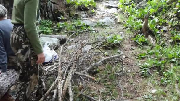 Avontuur Natuur Overleven Een Vrouw Gooit Een Bundel Brandhout Bij — Stockvideo