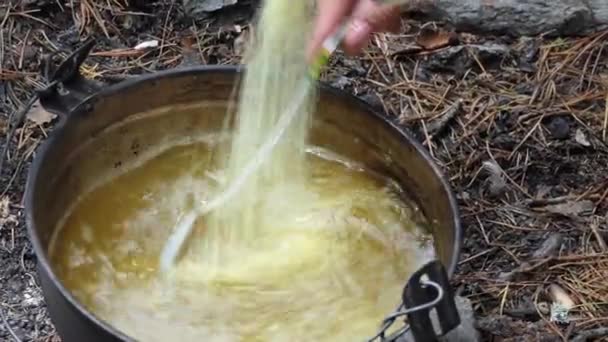 把冻干的土豆和热汤拌匀 靠近点西伯利亚 — 图库视频影像