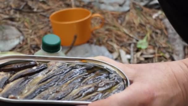 Mulher Está Segurar Uma Sprats Aberta Fecha Sibéria — Vídeo de Stock