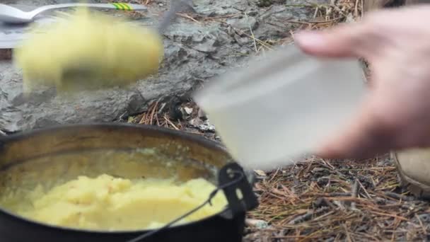 Homem Coloca Prato Batatas Feitas Sublimação Fecha Sibéria — Vídeo de Stock