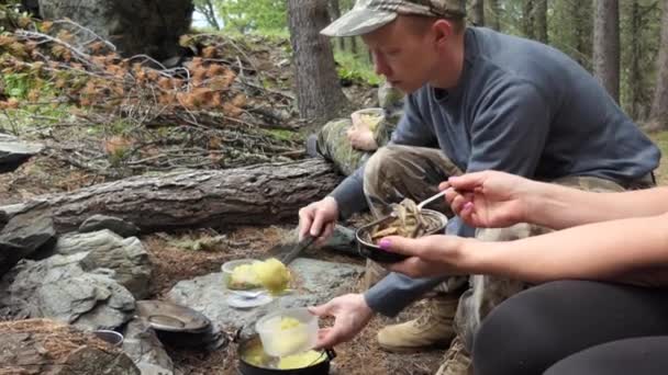 Een Man Doet Een Bord Aardappelen Gemaakt Van Subliem Vrouw — Stockvideo