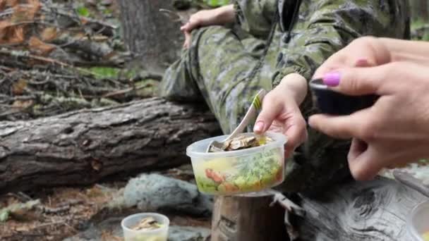 Žena Přidává Šproty Tekutý Olej Zavřít Sibiř — Stock video