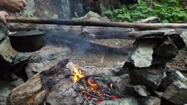 Avontuur Natuur Een Man Hangt Een Pot Boven Het Vuur — Stockvideo