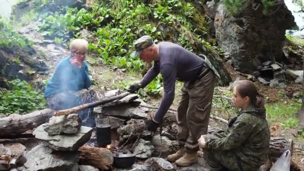 Avontuur Natuur Een Man Zet Hout Het Vuur Siberië — Stockvideo