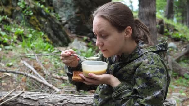 Aventuras Naturaleza Una Joven Intenta Una Comida Sencilla Cocinada Sobre — Vídeos de Stock