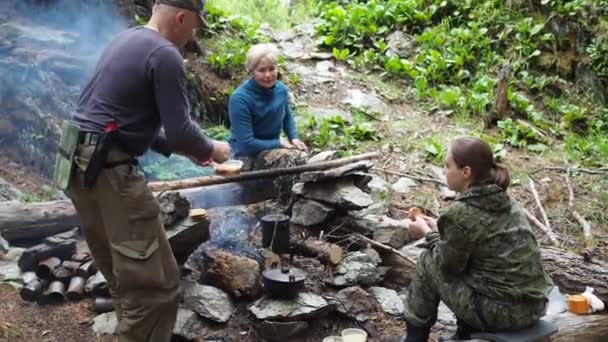 Adventures Nature Man Giving Women Plates Simple Food Cooked Fire — Stock Video