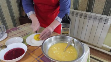 Basit yemek, turta yapmak. Bir kadın limonu dilimleyip rendeleyiciye sürterek turtaya para ekliyor. Sibirya.
