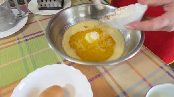Comida Simples Fazer Tartes Mulher Adiciona Creme Azedo Fermento Manteiga — Vídeo de Stock