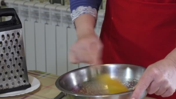 簡単な食べ物 パイ作り 女性はスプーンでボウルに砂糖で卵をノック 接近中だ シベリア — ストック動画
