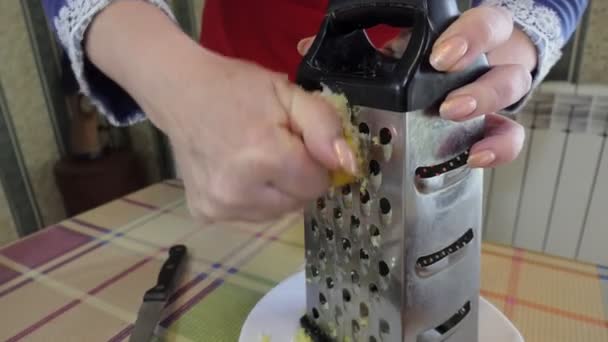 簡単な食べ物 パイ作り 女はパイ生地に加えるためにおろし金にレモンをすりおろす 閉めろ シベリア — ストック動画