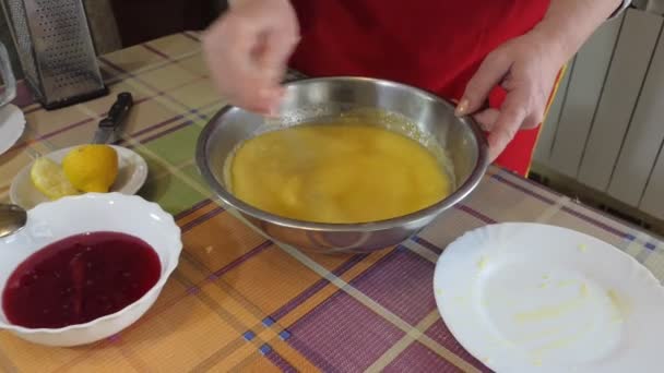 简单的食物 馅饼制作 一个女人用勺子在碗里搅拌自制派的配料 靠近点收治 西伯利亚 — 图库视频影像