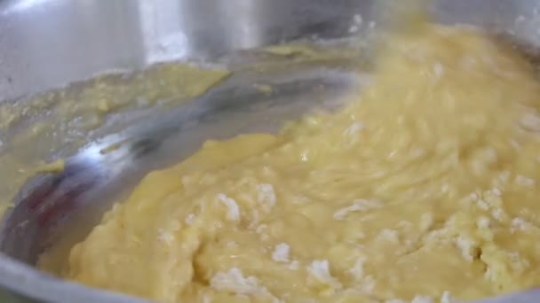 简单的食物 馅饼制作 一个女人用勺子搅拌碗中的面粉和配料来做面团 靠近点西伯利亚 — 图库视频影像