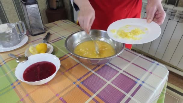 Comida Simple Hacer Pasteles Mujer Vierte Ralladura Limón Rallada Los — Vídeos de Stock