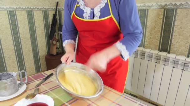简单的食物 馅饼制作 一个女人用勺子搅拌碗中的面粉和配料来做面团 总计划 西伯利亚 — 图库视频影像
